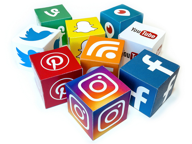 Sociala Medier: En Skruvad Värld av Faktoider och Jämförelser